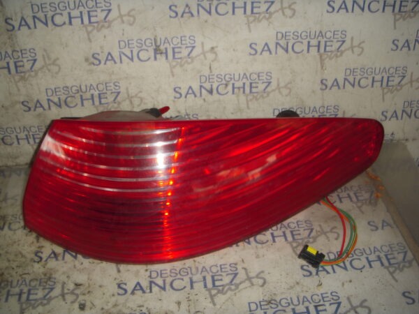 PILOTO TRASERO DERECHO PEUGEOT 607 (S1) 2.2
