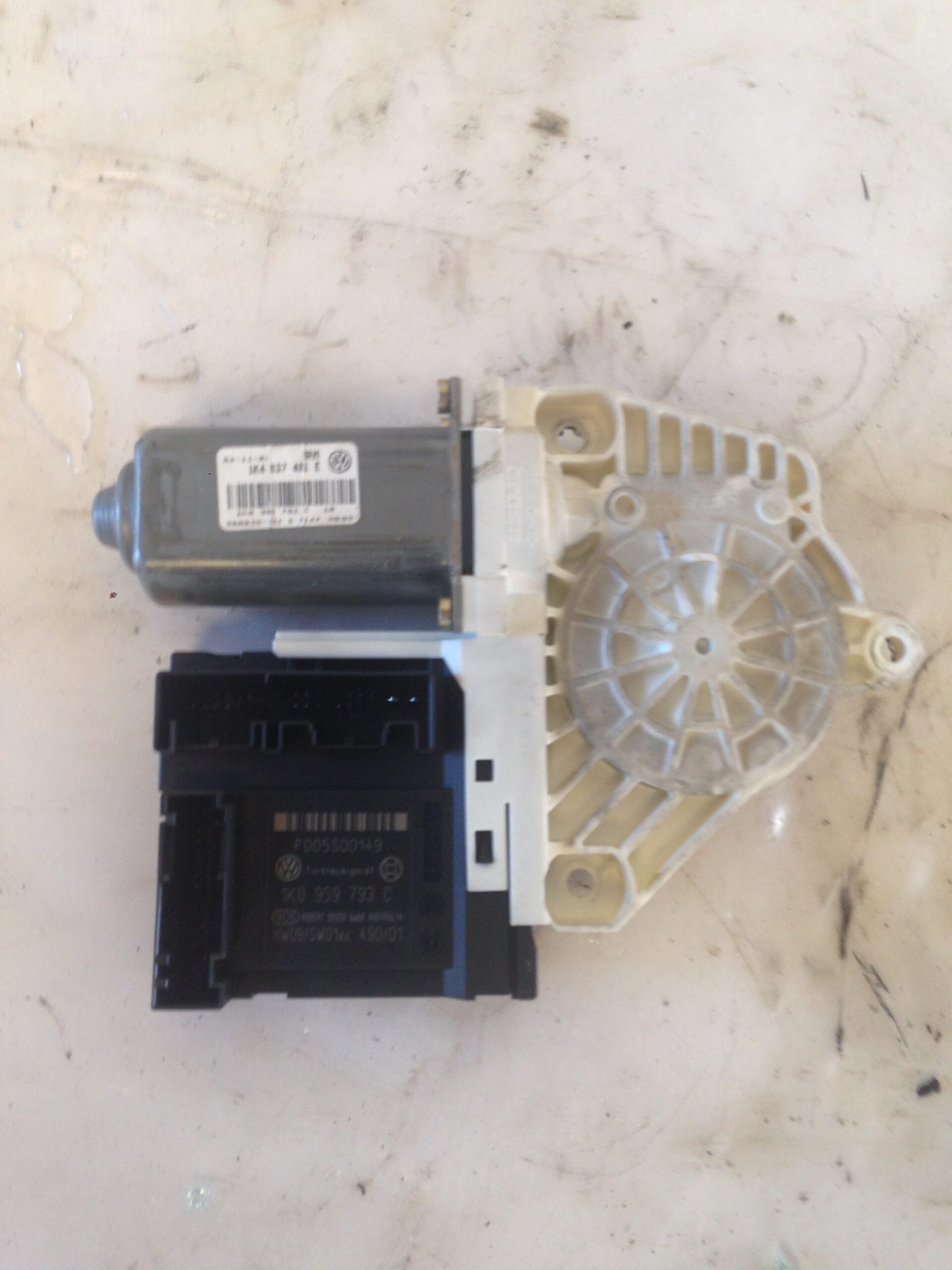 MOTOR ELEVALUNAS DELANTERO IZQUIERDO VOLKSWAGEN GOLF V BERLINA (1K1) 1.9 TDI