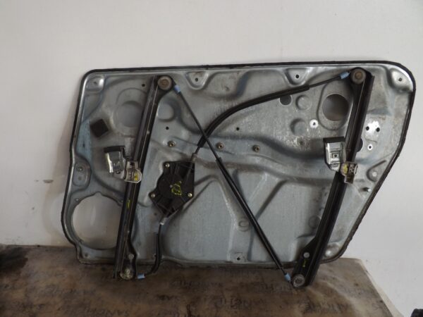 MOTOR ELEVALUNAS DELANTERO IZQUIERDO VOLKSWAGEN PASSAT BERLINA (3B3) 1.9 TDI