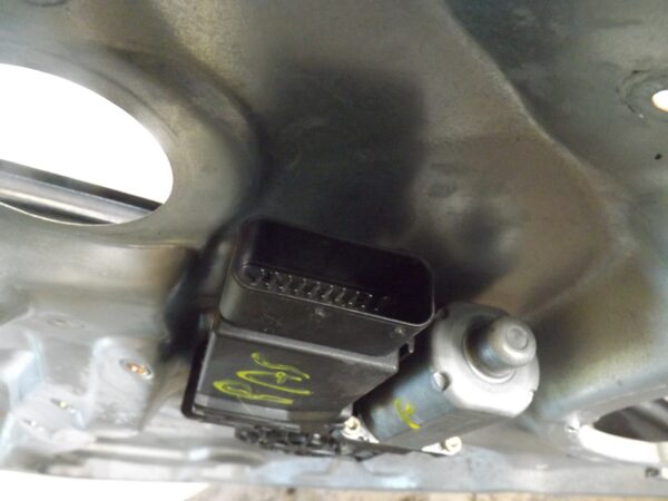 MOTOR ELEVALUNAS DELANTERO IZQUIERDO VOLKSWAGEN PASSAT BERLINA (3B3) 1.9 TDI - Imagen 3