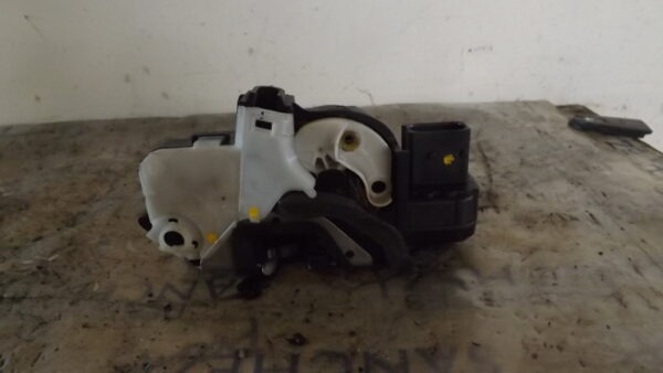 CERRADURA PUERTA DELANTERA DERECHA OPEL ASTRA J LIM. 1.4 16V CAT (A 14 XER / LDD)