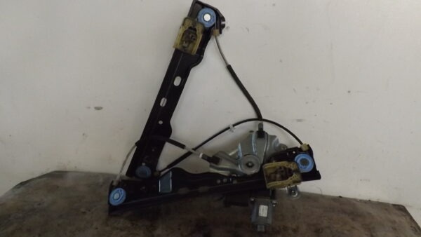 MOTOR ELEVALUNAS DELANTERO DERECHO OPEL ASTRA J LIM. 1.4 16V CAT (A 14 XER / LDD) - Imagen 2