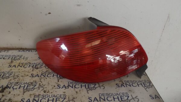 PILOTO TRASERO IZQUIERDO PEUGEOT 206 BERLINA *