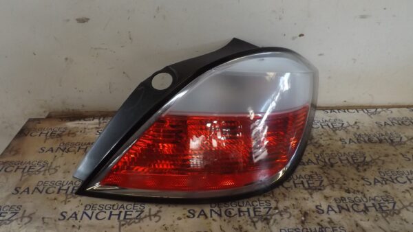 PILOTO TRASERO DERECHO OPEL ASTRA H BER. *