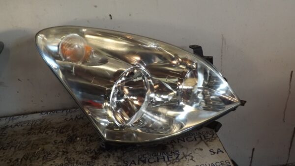 FARO DERECHO TOYOTA COROLLA VERSO (R1) *