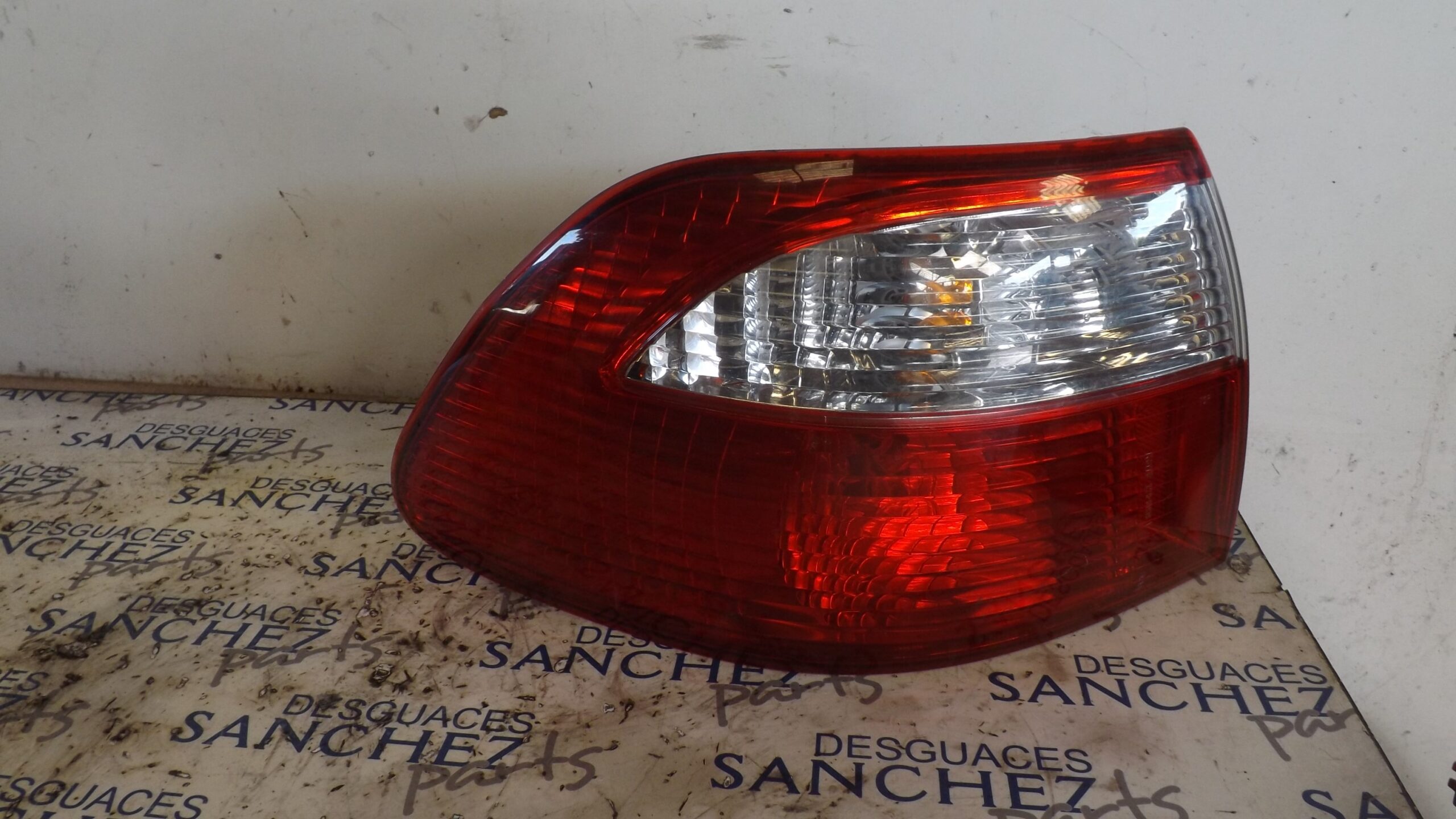 PILOTO TRASERO IZQUIERDO MAZDA 626 BERLINA (GF) *