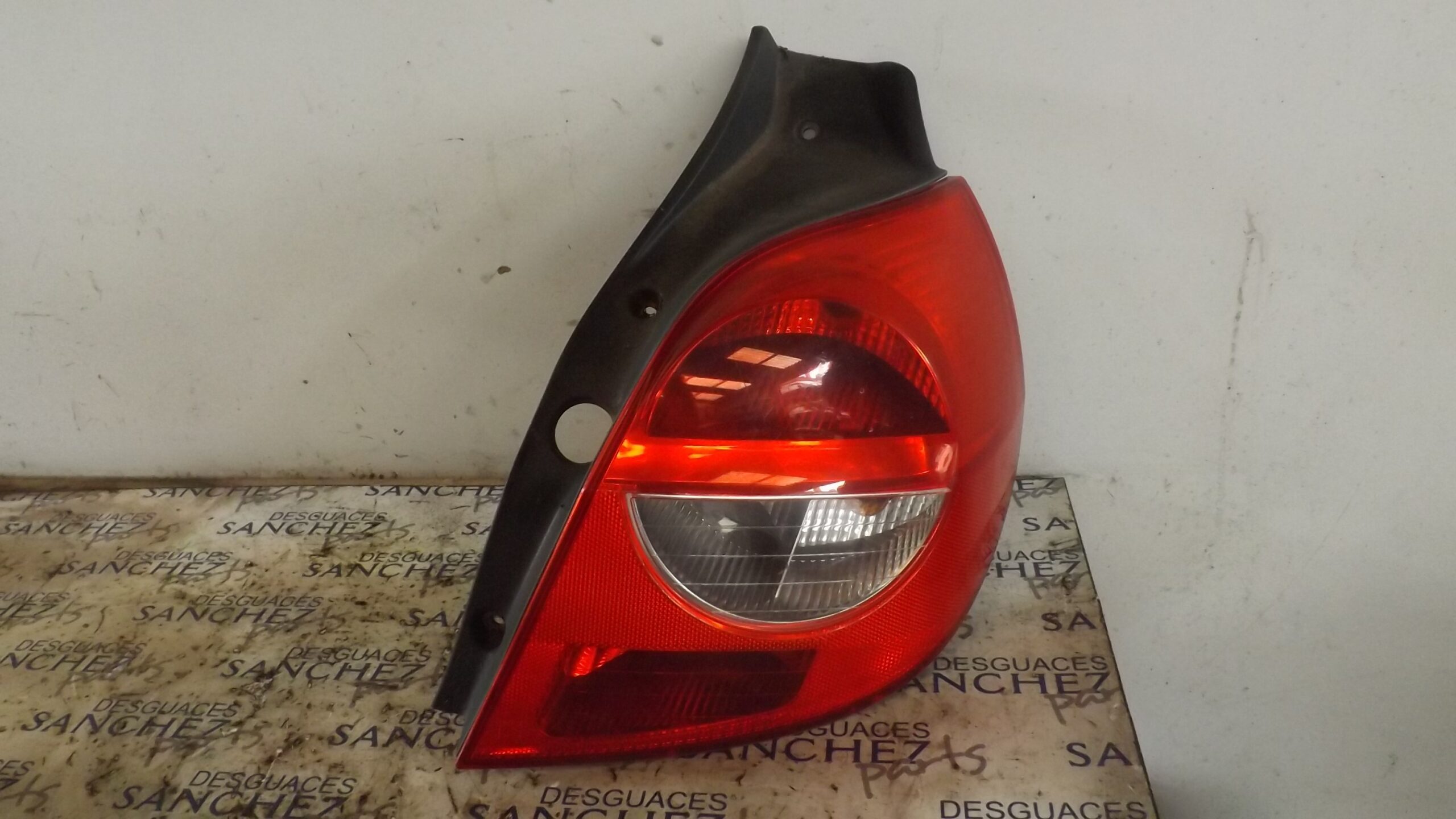 PILOTO TRASERO DERECHO RENAULT CLIO III *