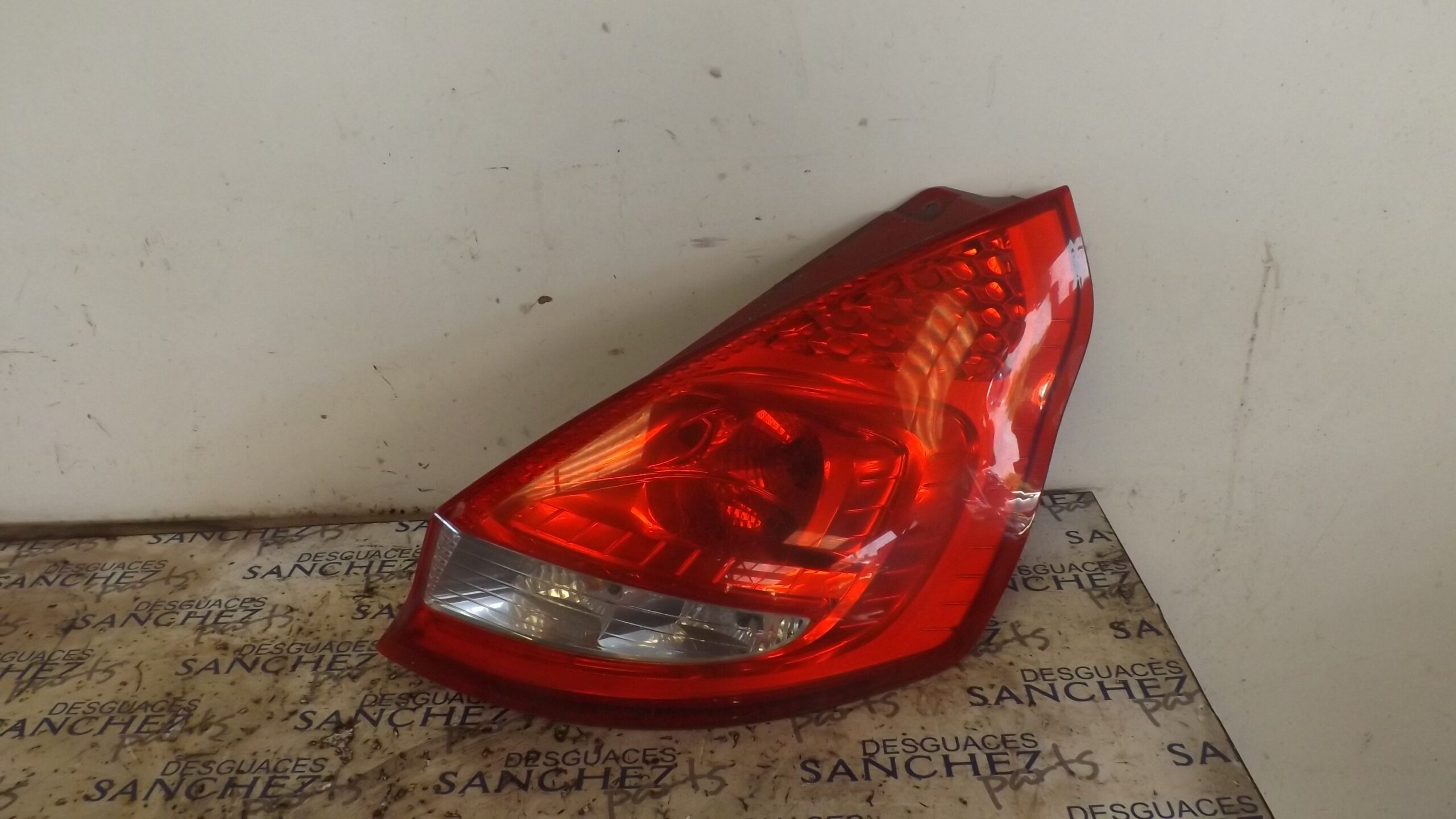 PILOTO TRASERO DERECHO FORD FIESTA (CB1) *