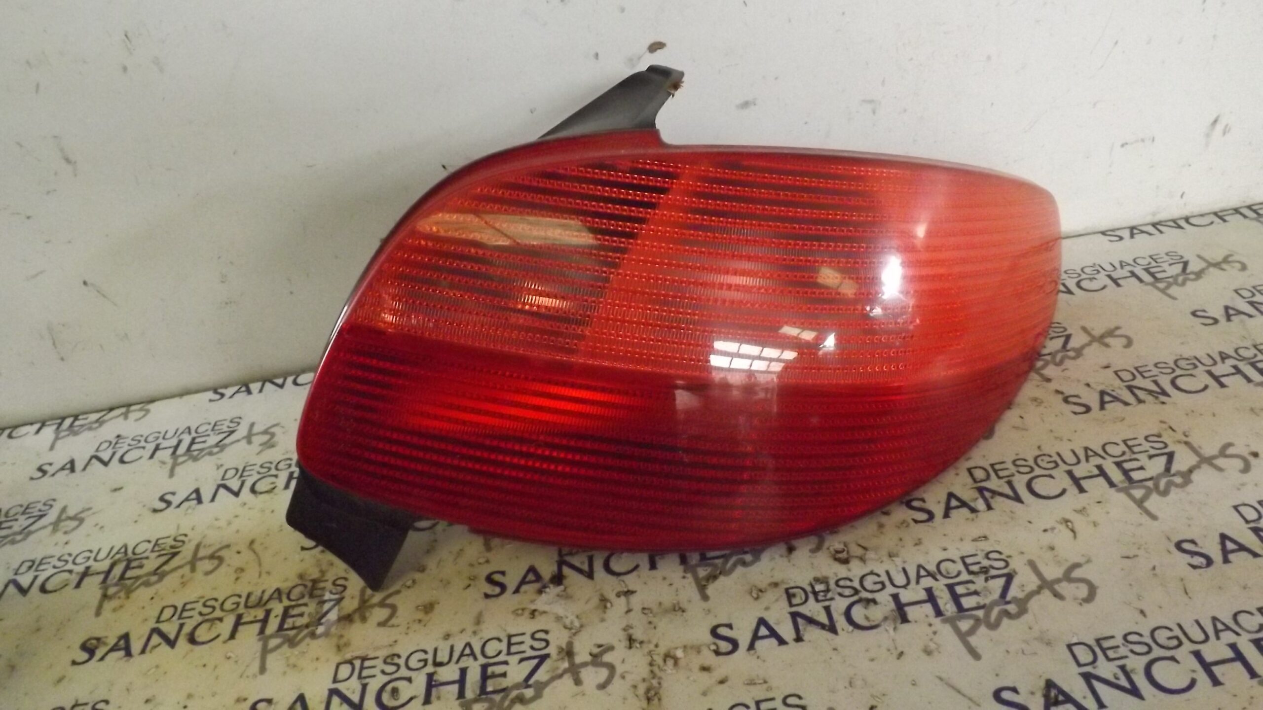 PILOTO TRASERO DERECHO PEUGEOT 206 BERLINA *