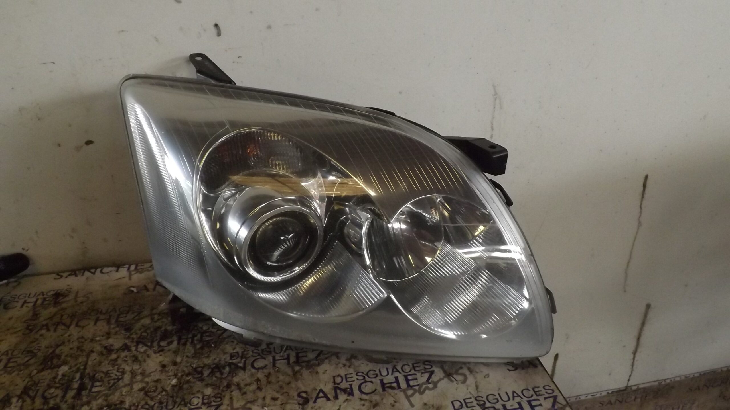 FARO DERECHO TOYOTA AVENSIS BERLINA (T25) *