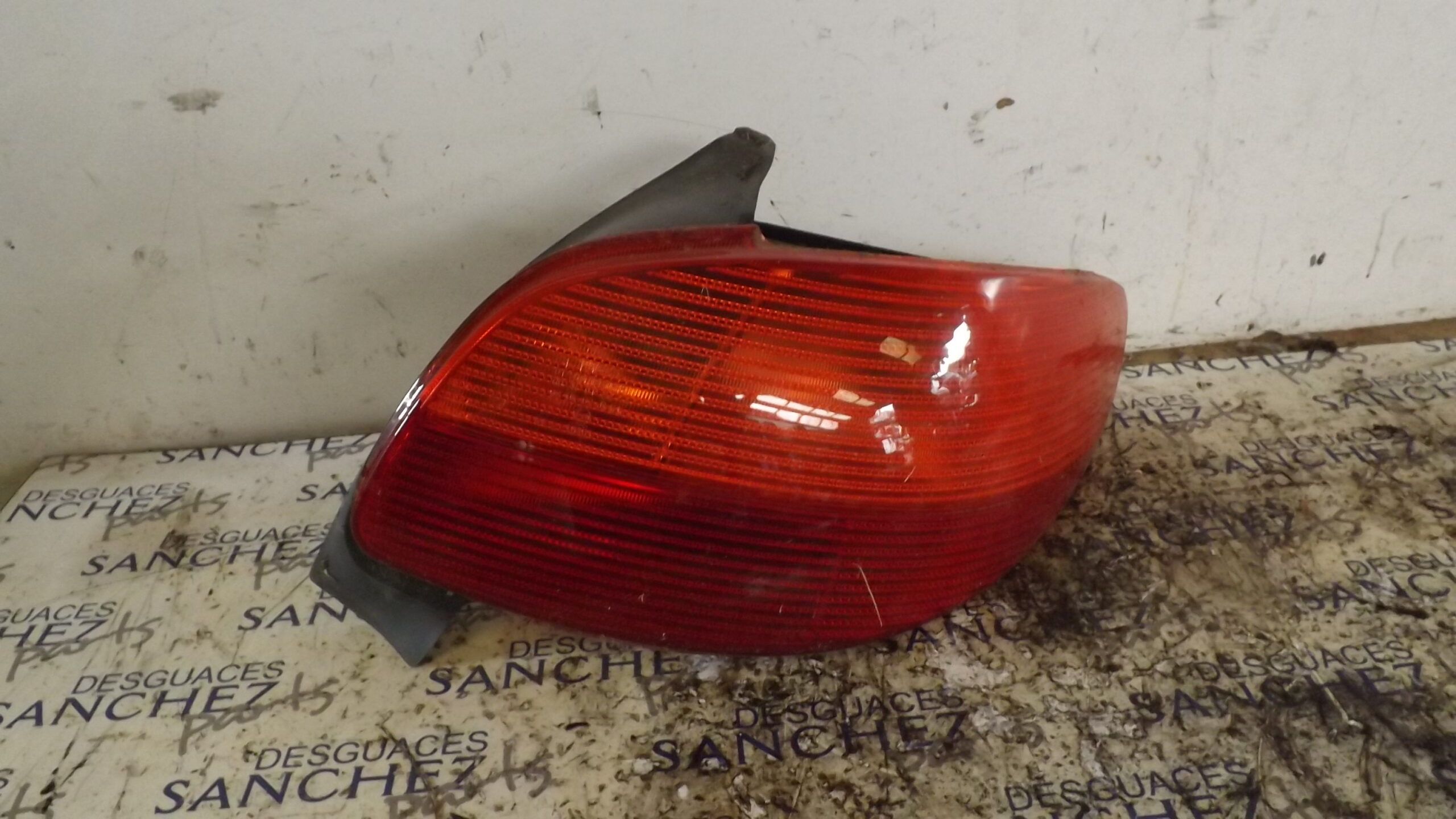 PILOTO TRASERO DERECHO PEUGEOT 206 BERLINA *