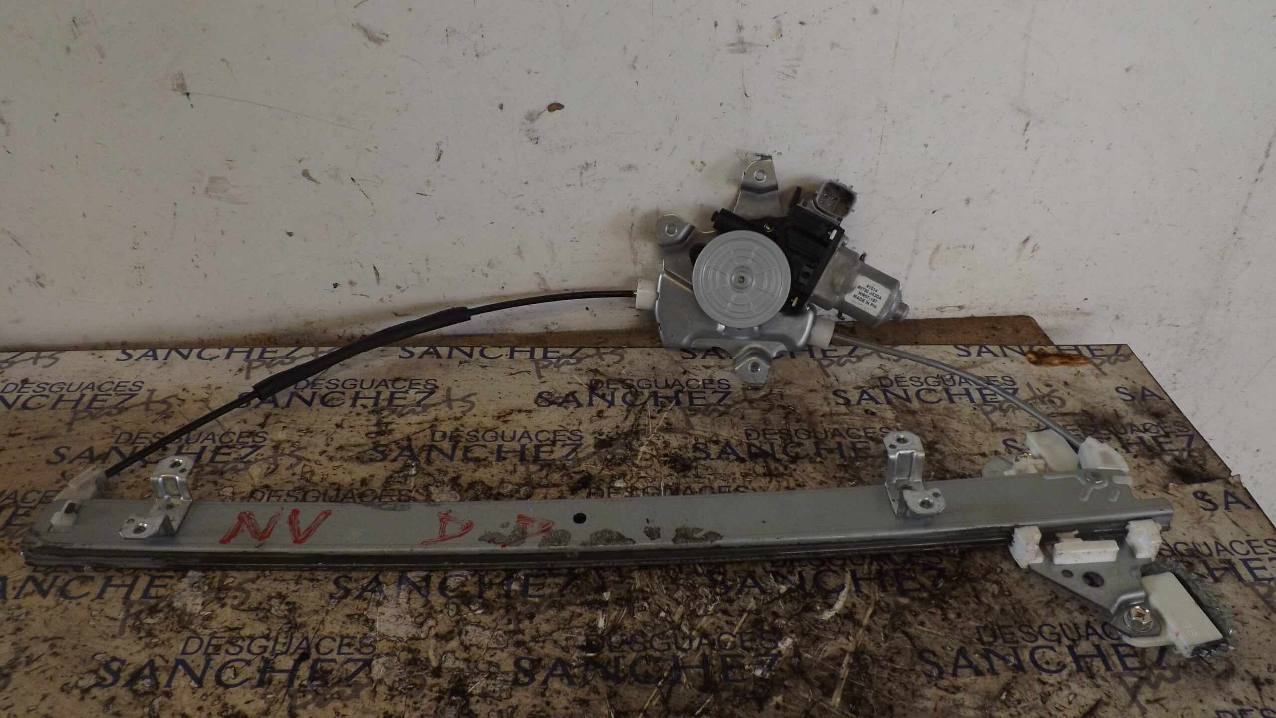 MOTOR ELEVALUNAS DELANTERO DERECHO NISSAN NV 200 (M20)(08.2009->) *