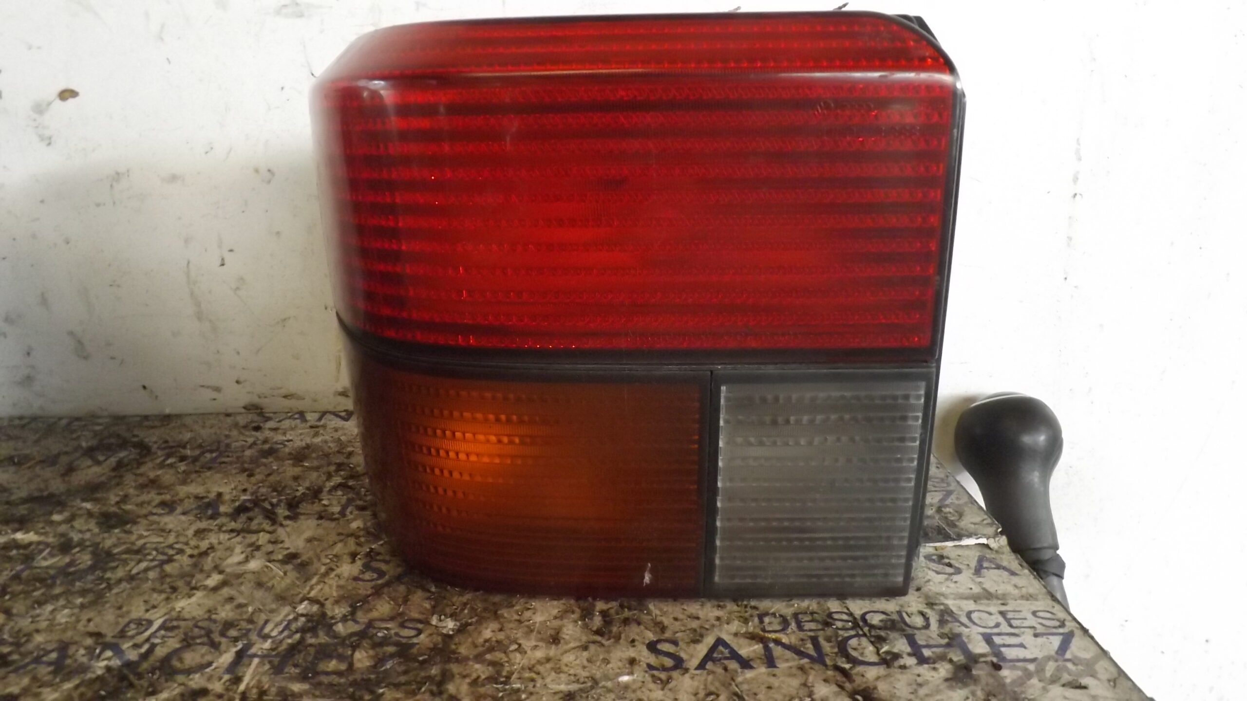 PILOTO TRASERO IZQUIERDO VOLKSWAGEN T4 BUS SYNCRO (MOD. 1991) *
