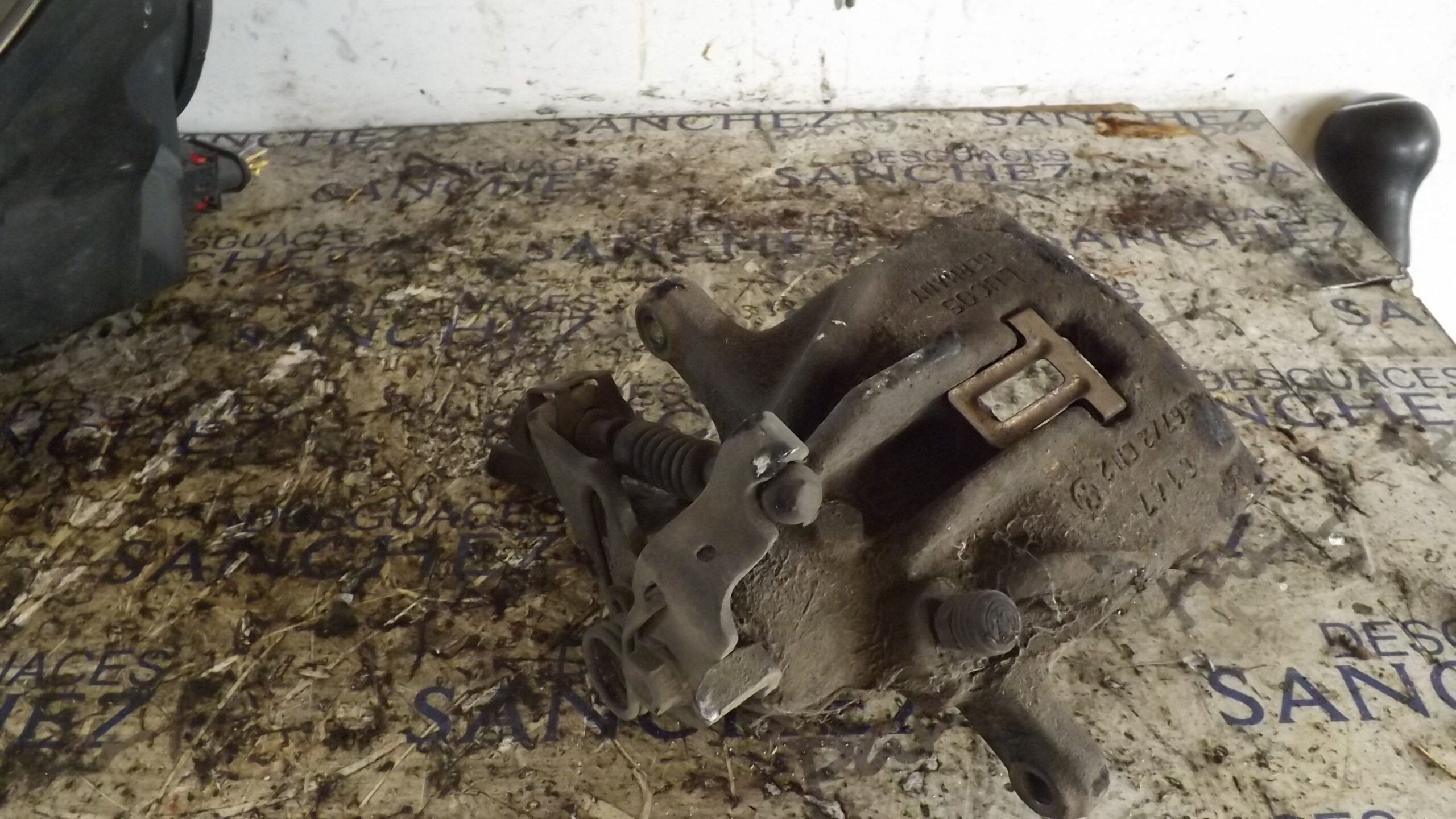 PINZA DE FRENO TRASERA DERECHA VOLKSWAGEN T4 BUS SYNCRO (MOD. 1991) *